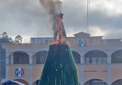 Árbol de Navidad es consumido por el fuego Árbol de Navidad es consumido por el fuego