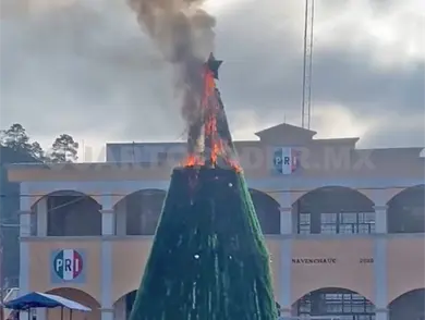 Árbol de Navidad es consumido por el fuego Árbol de Navidad es consumido por el fuego