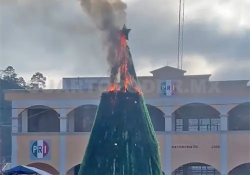 &Aacute;rbol de Navidad es consumido por el fuego