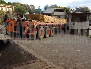 Cabina de tr&aacute;iler se incrusta en casa