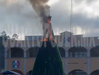 &Aacute;rbol de Navidad es consumido por el fuego