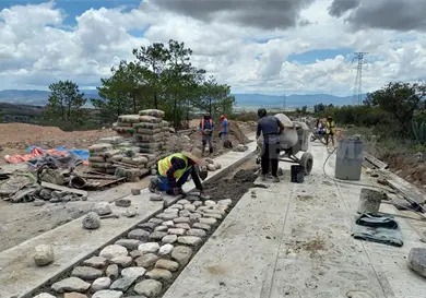 Obreros chiapanecos construyen sus propias vías Obreros chiapanecos construyen sus propias vías