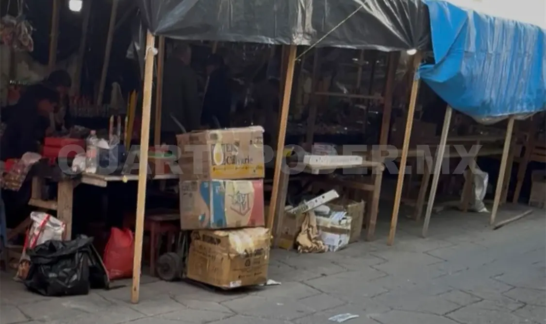 Los vendedores ocupan la mitad de una calle. Jofiel Domínguez / CP