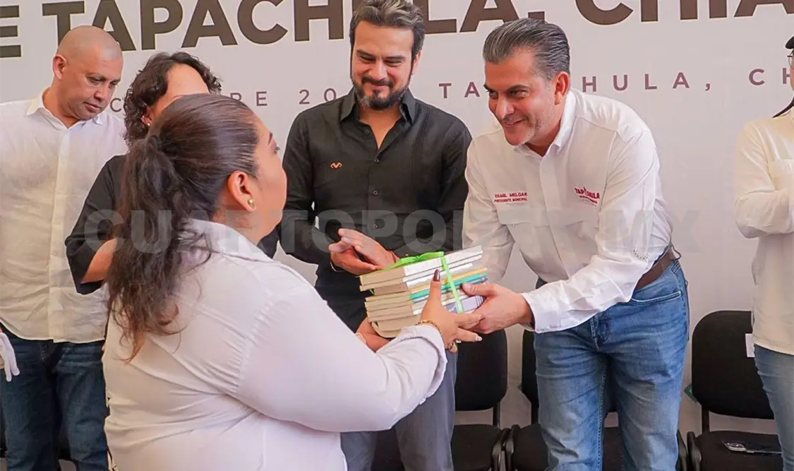 Yamil Melgar, asistió a la Entrega de Becas Rosario Castellanos, junto con el Secretario de Educación del Estado, Roger Mandujano. CP