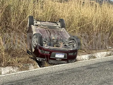 Vuelca auto; un adulto y un menor lesionados