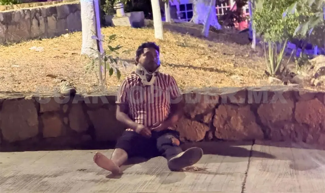 Aunque el motorista terminó con collarín, se quedó en el sitio para arreglar el deslinde. Ulises Villalobos / CP