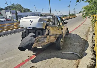 Chevy se estampa en barrera divisoria Chevy se estampa en barrera divisoria