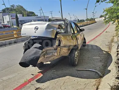 Chevy se estampa en barrera divisoria Chevy se estampa en barrera divisoria