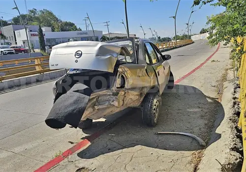 Chevy se estampa en barrera divisoria Chevy se estampa en barrera divisoria