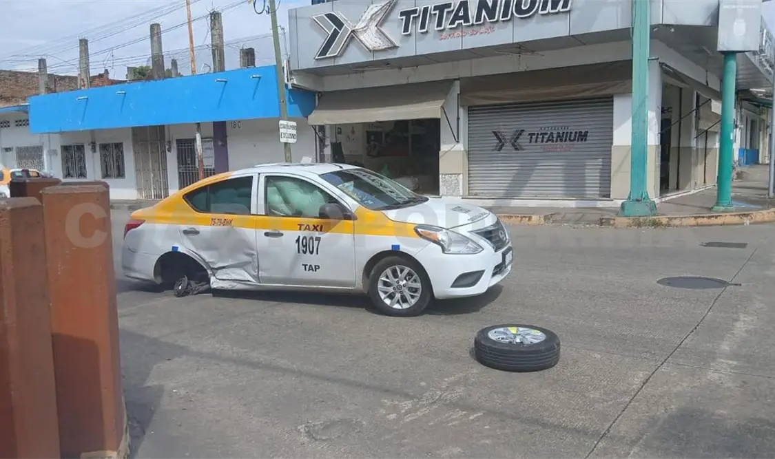 Del golpe del Jetta hasta le sacó la llanta al taxi, huyendo de la escena. Víctor Sánchez / CP