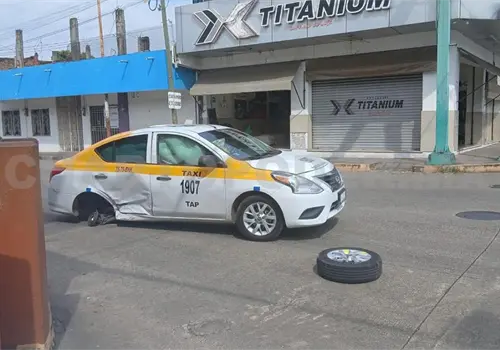 En colisión contra taxi, el responsable huye En colisión contra taxi, el responsable huye
