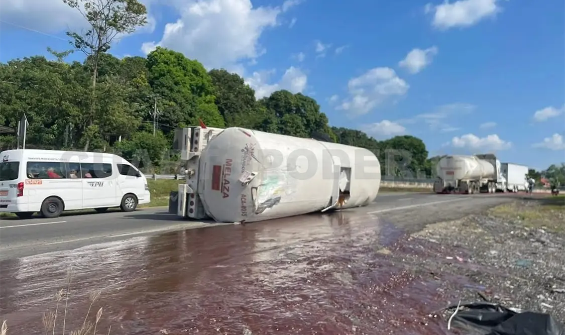 El tanque que contenía melaza se desprendió del tráiler y embistió a la combi. Víctor Sánchez / CP