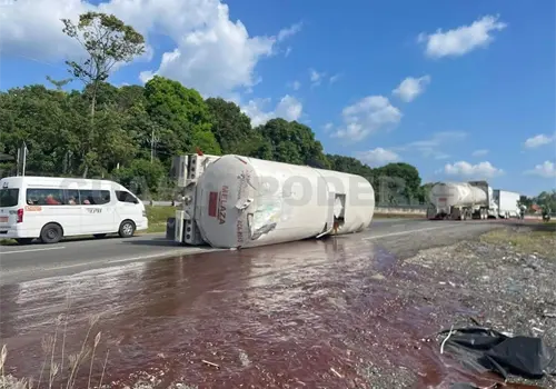 Se desprende tanque de tráiler e impacta a combi Se desprende tanque de tráiler e impacta a combi