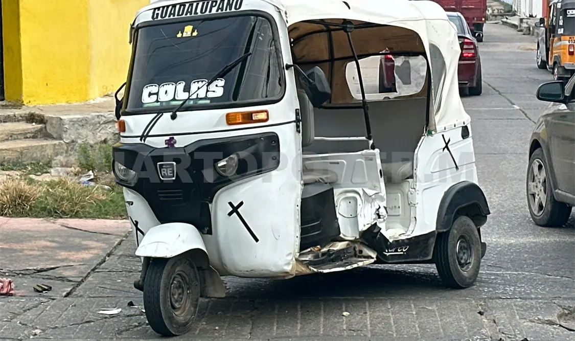 Un vehículo particular aventó al mototaxi con dos personas dentro. Osman Toledo / CP