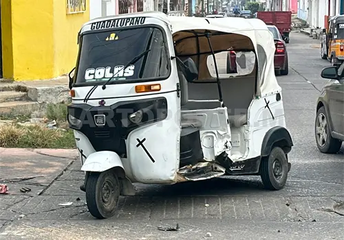 Se pasa preferencia y se estrella en mototaxi Se pasa preferencia y se estrella en mototaxi