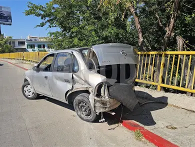 Chevy se estampa en barrera divisoria