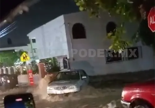 Sorpresiva lluvia arrastra vehículo Sorpresiva lluvia arrastra vehículo