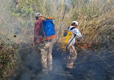 Reportan incendio por quema de basura