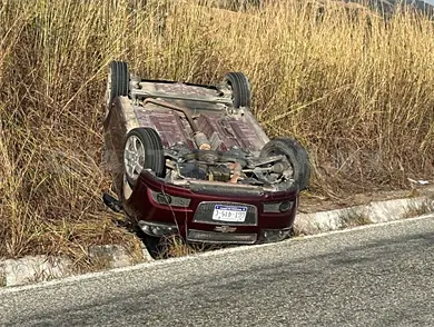 Vuelca auto; un adulto y un menor lesionados Vuelca auto; un adulto y un menor lesionados