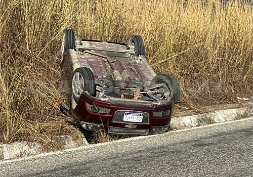 Vuelca auto; un adulto y un menor lesionados