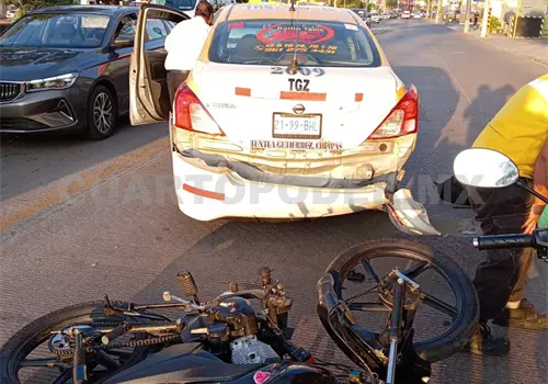 Impacta a moto y deja golpeado al conductor