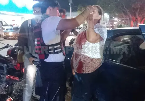 Acaba con el rostro herido