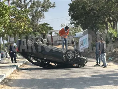 Se accidenta por ir a exceso de velocidad