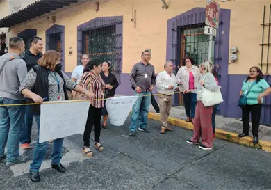 Contin&uacute;a protesta de empleados de Salud