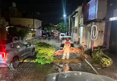 Lluvia en la capital arrastr&oacute; 8 veh&iacute;culos