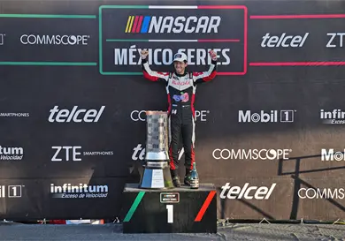 Alex de Alba y un año con dedicatoria Alex de Alba y un año con dedicatoria