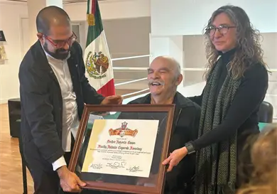 Mart&iacute;n Caparr&oacute;s recibe distinci&oacute;n de UdG