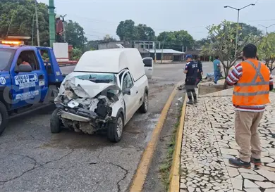 Pick up le corta el paso a camioneta Pick up le corta el paso a camioneta