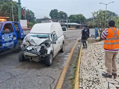 Pick up le corta el paso a camioneta Pick up le corta el paso a camioneta