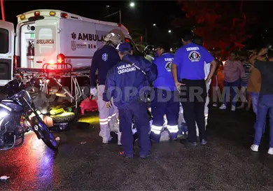 Caen de motoneta tras estrellarse