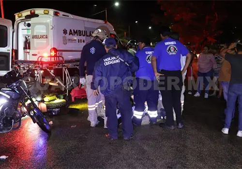 Caen de motoneta tras estrellarse