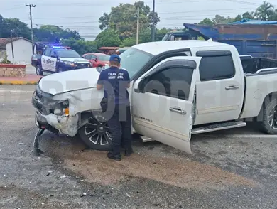 Pick up le corta el paso a camioneta