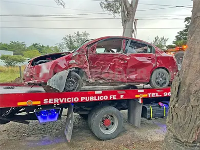 Se estrella contra un árbol y luego en barda Se estrella contra un árbol y luego en barda