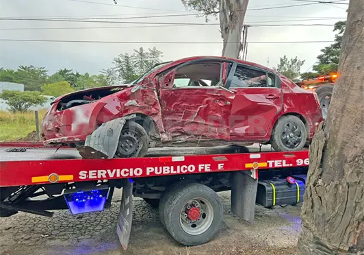 Se estrella contra un árbol y luego en barda Se estrella contra un árbol y luego en barda