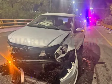 Colisiona en barra de contención de libramiento Colisiona en barra de contención de libramiento