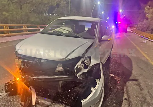 Colisiona en barra de contención de libramiento Colisiona en barra de contención de libramiento