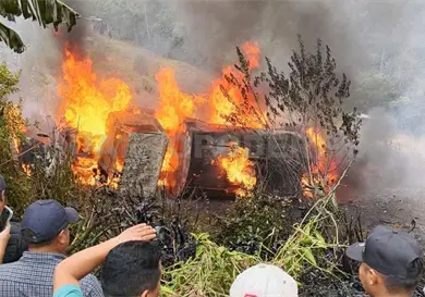 Pipa con chapopote cae a barranco y explota