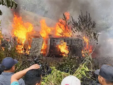 Pipa con chapopote cae a barranco y explota Pipa con chapopote cae a barranco y explota