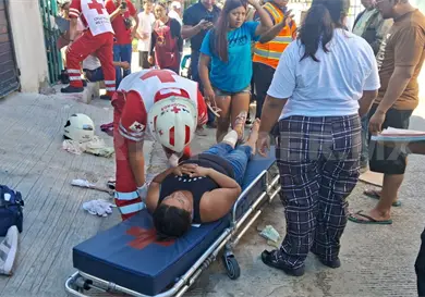 Se estrellan camioneta y moto; cuatro heridos