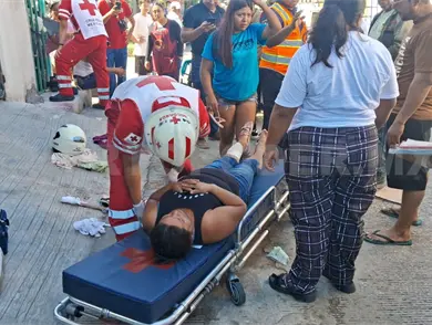 Se estrellan camioneta y moto; cuatro heridos