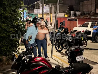 Motorista casi termina degollado por cables