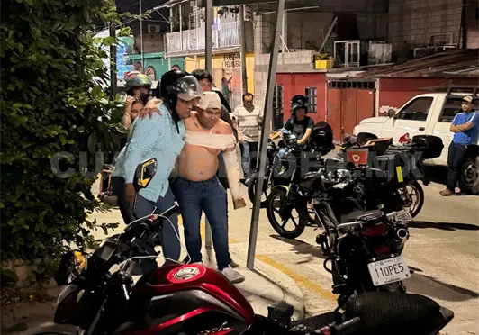 Motorista casi termina degollado por cables Motorista casi termina degollado por cables