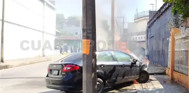 Vehículo se incendia frente a supermercado Vehículo se incendia frente a supermercado