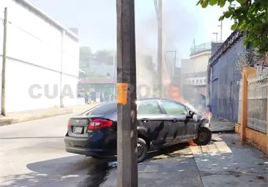 Veh&iacute;culo se incendia frente a supermercado