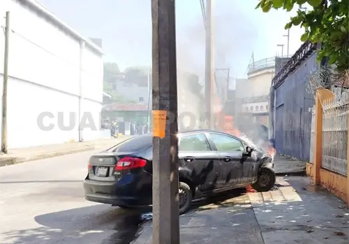 Veh&iacute;culo se incendia frente a supermercado
