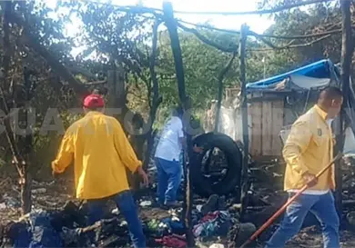 Incendio consume vivienda improvisada